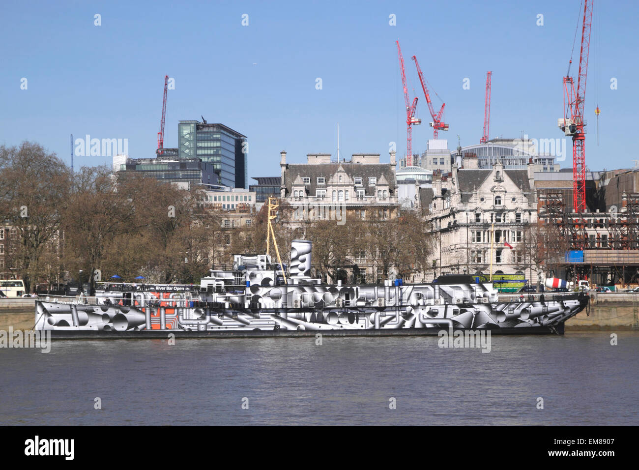 HMS President am Londoner Victoria Embankment Dazzle Camouflage April 2015 Stockfoto