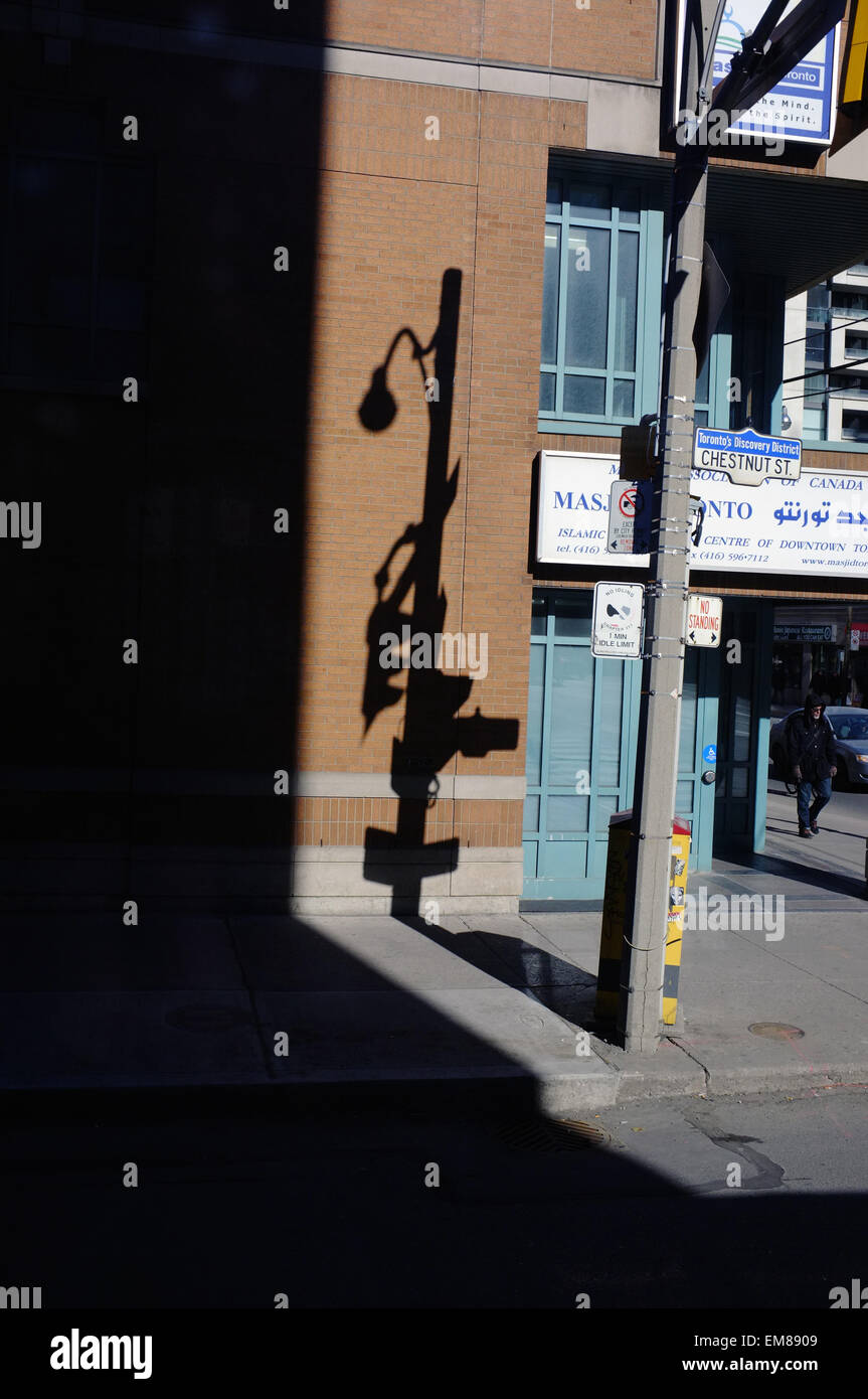Der Schatten des einen Laternenpfahl gegen eine Mauer in Toronto. Stockfoto