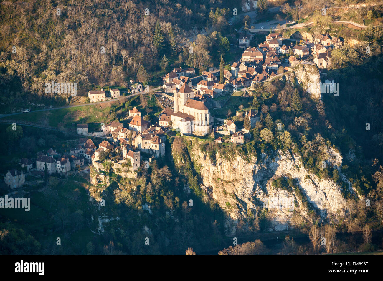 Luftaufnahme von St. Cirq Lapopie in das Lot-Tal in Frankreich Stockfoto