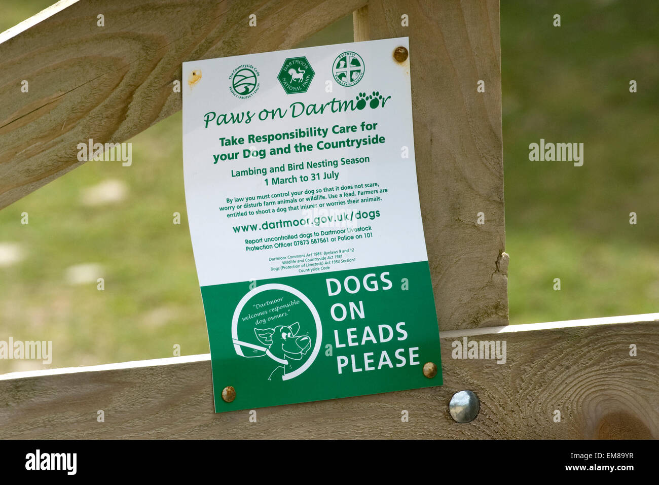 Zeichen für Hundebesitzer auf dartmoor Stockfoto