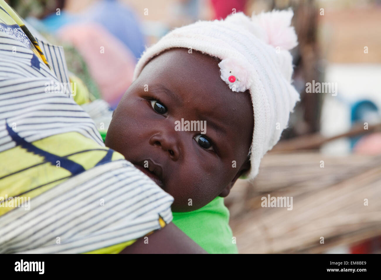 Close-up Portrait eines Babys mit Mutter in Bani Fluss, Mali Stockfoto