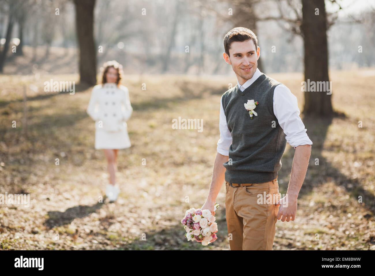 Hochzeitspaar. erstes Treffen der Braut und des Bräutigams. Mann und Frau im Frühlingspark Stockfoto