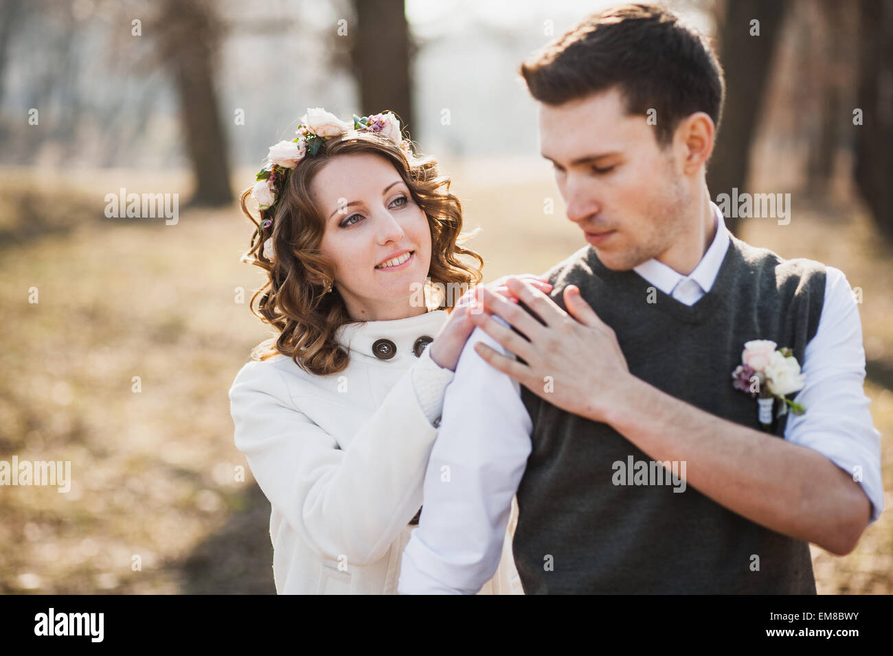 Hochzeitspaar. Braut und Bräutigam zusammen stehen im Frühlingspark Stockfoto