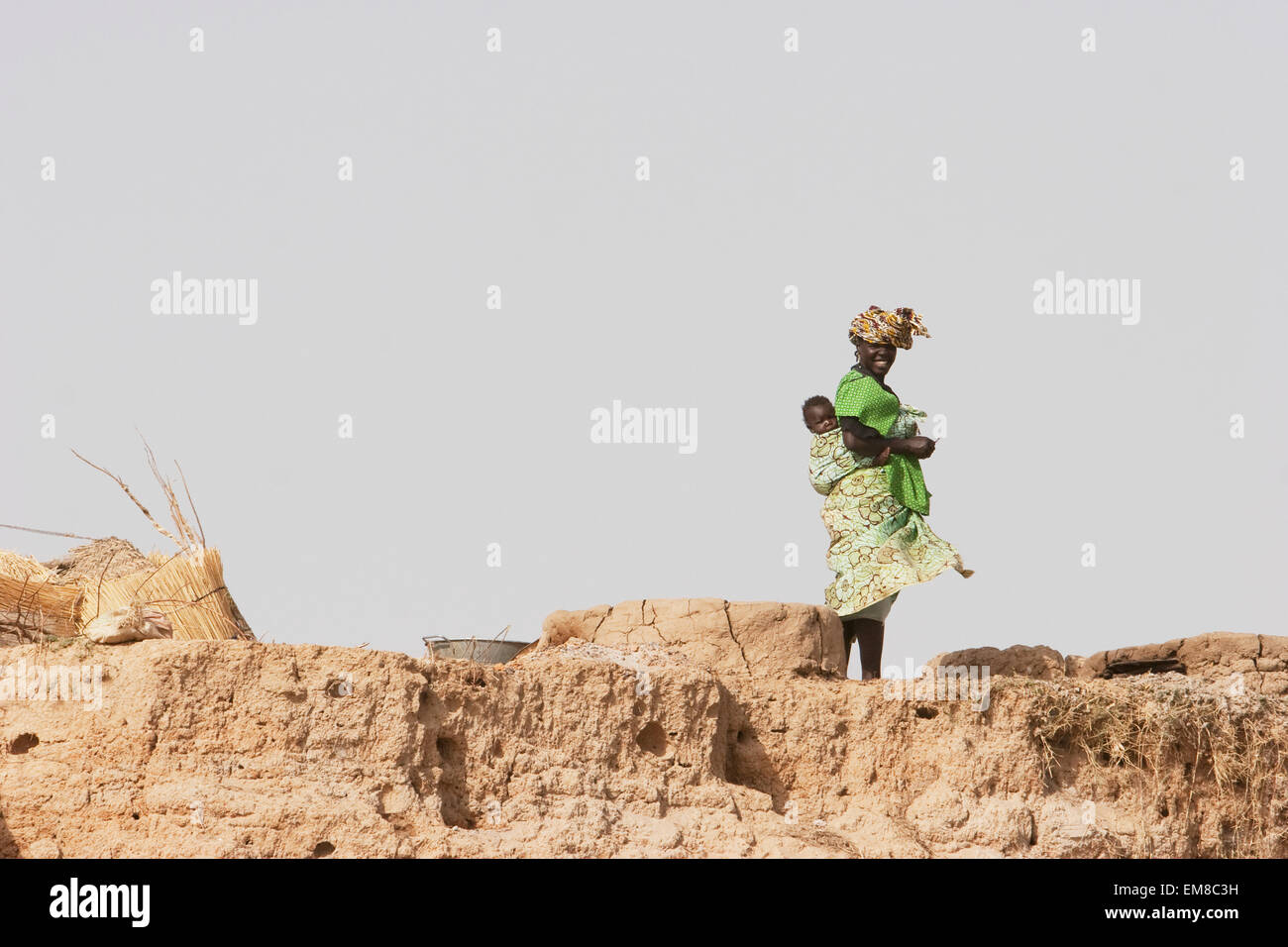 Frau mit Kind an den Ufern des Flusses Niger zwischen Mopti und See Debo, Mali Stockfoto