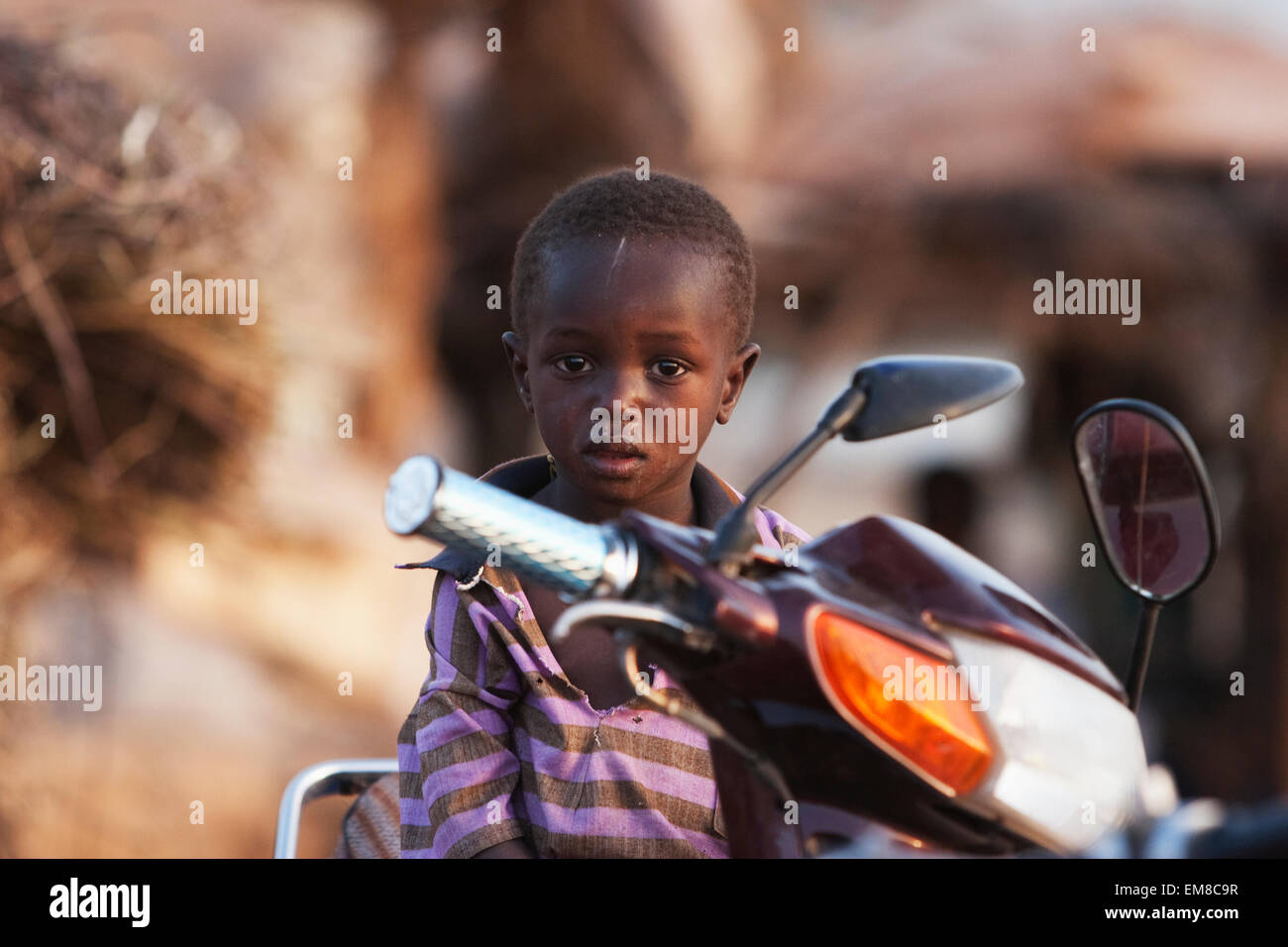 Junge sitzt auf einem Motorrad in Mopti, Mali Stockfoto