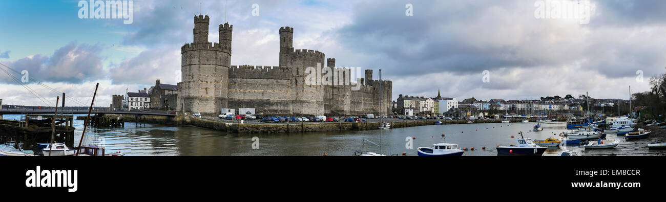 Caernarfon Castle, North Wales über die Fluss-Seiont aus gesehen Stockfoto