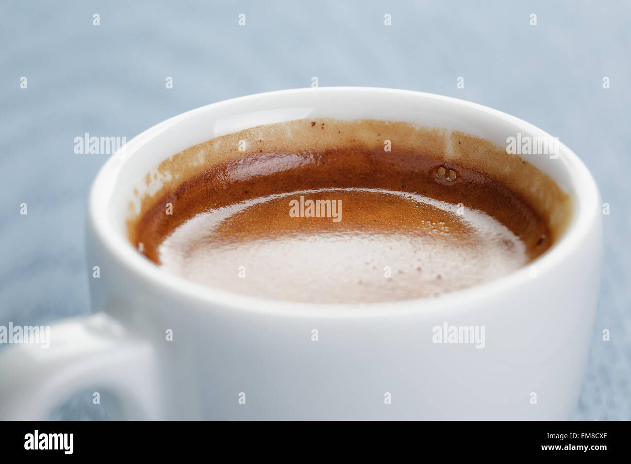 Tasse frischen Espresso auf Vintage blaue Tabelle Stockfoto