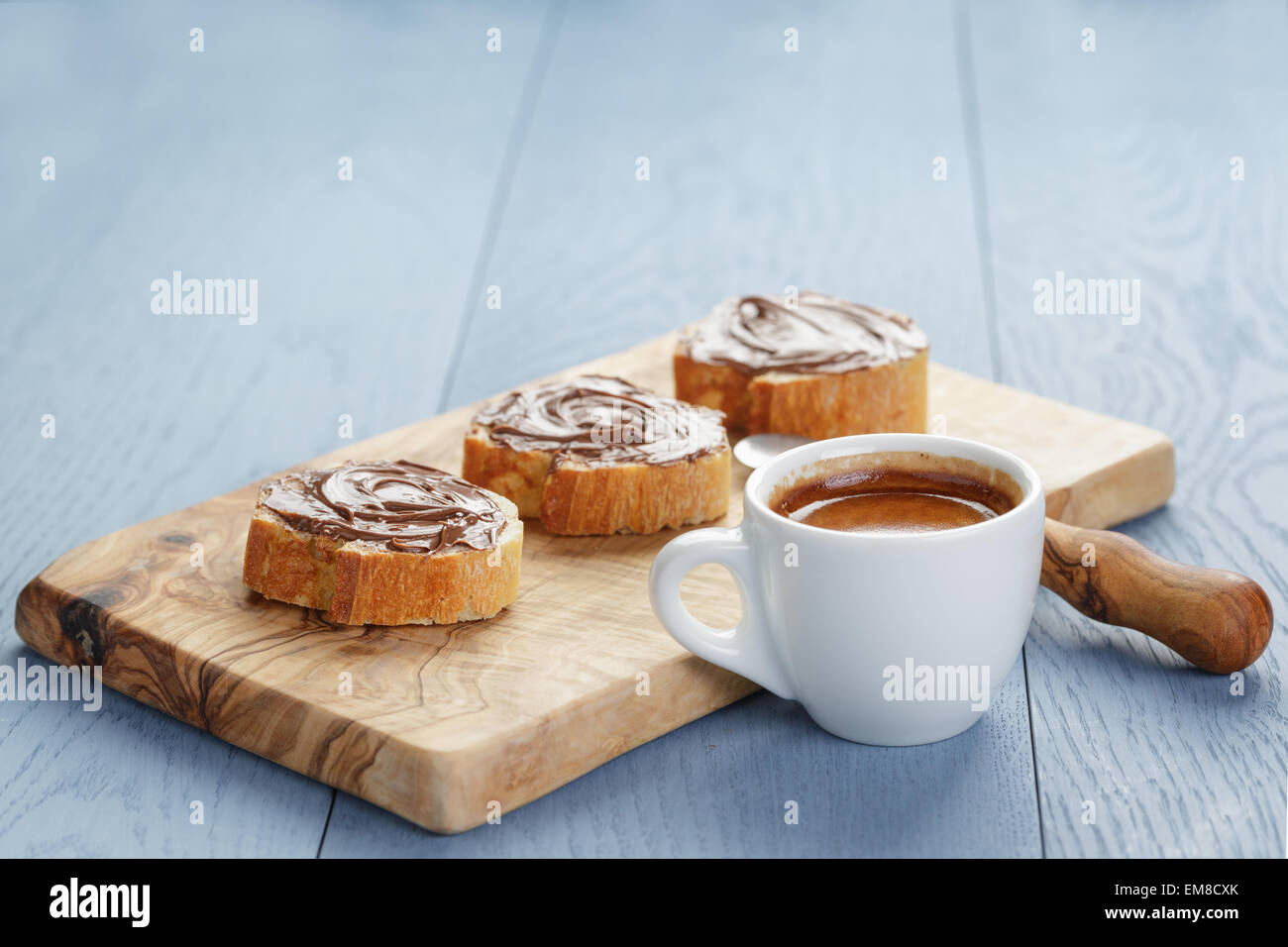 einfaches Frühstück mit Tasse Espresso und Baguette Scheiben mit Nutella Stockfoto