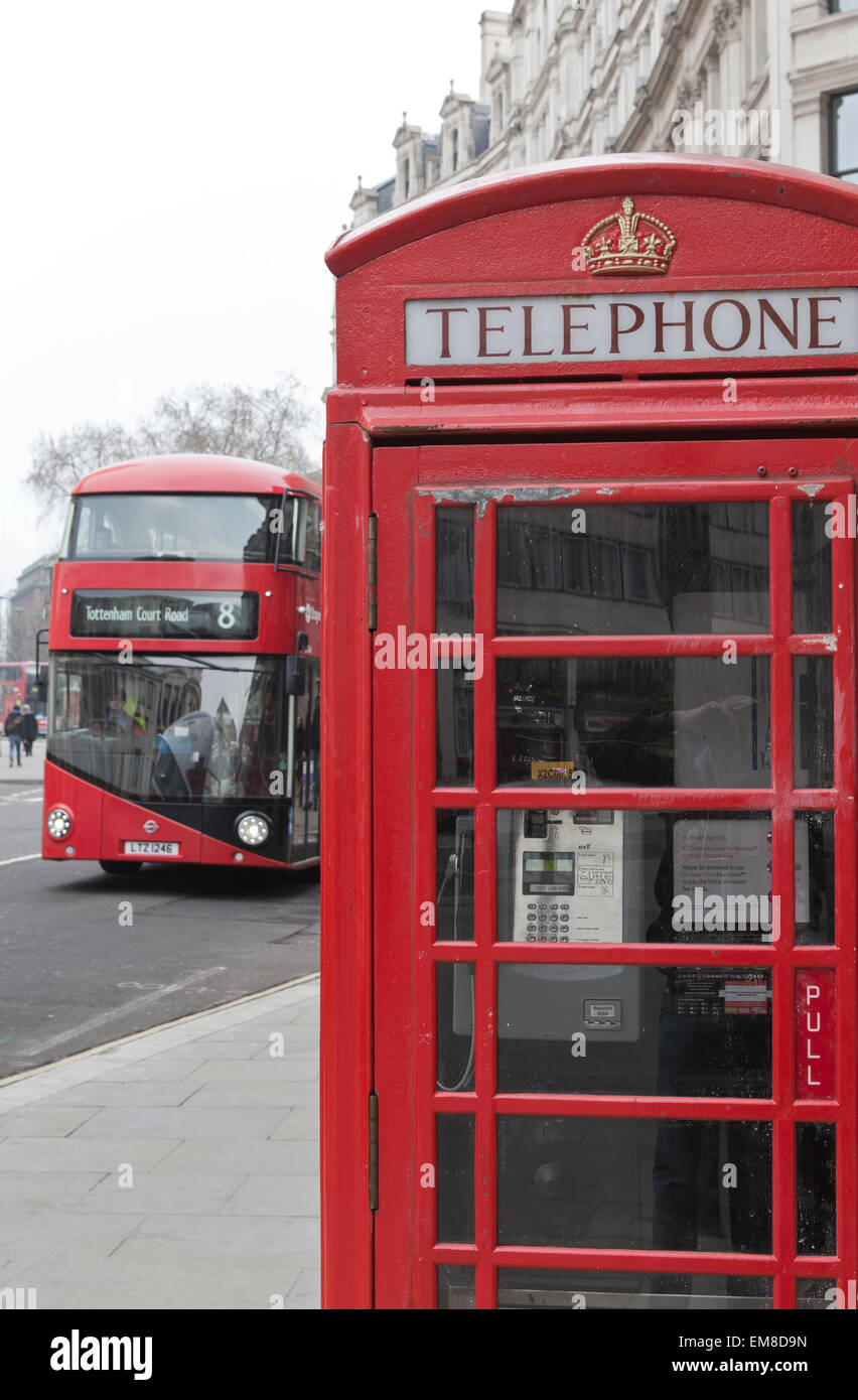 Eine moderne rote Londoner Routemaster Bus mit eine rote Telefonzelle im Vordergrund. Stockfoto