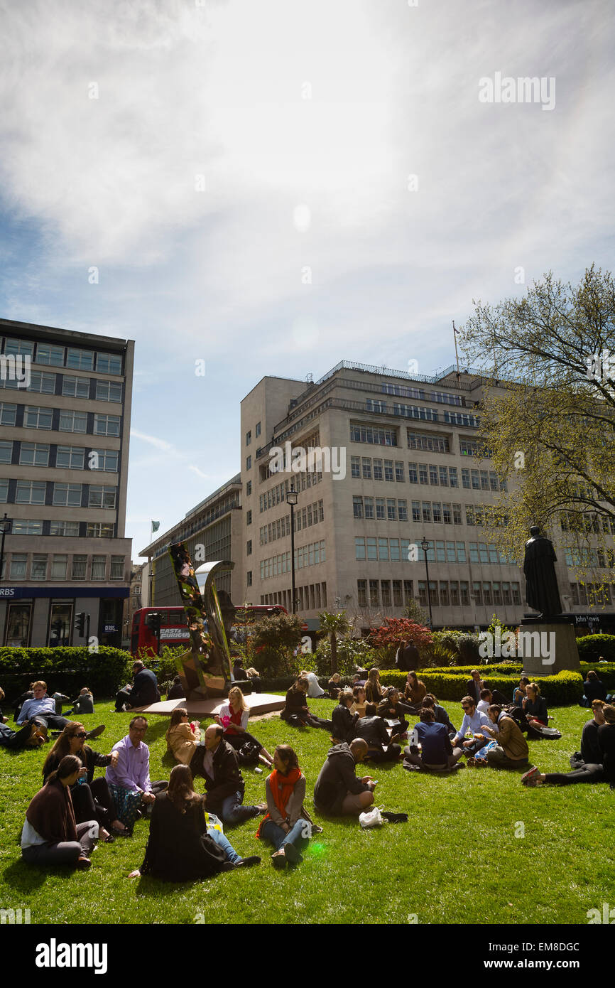 London, UK. 17. April 2015. Londoner sammeln für ein Picknick auf dem Rasen des Cavendish Square Gardens an einem sonnigen Freitagnachmittag. Bildnachweis: Dave Stevenson/Alamy Live-Nachrichten Stockfoto