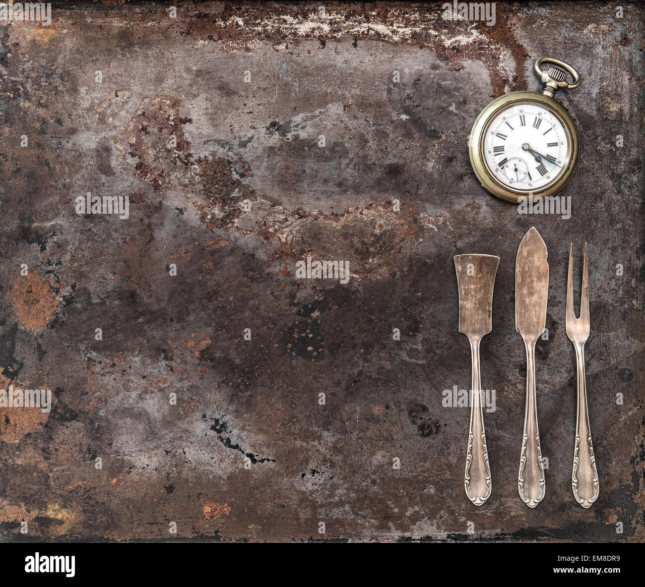 Vintage Silber Besteck und antike Taschenuhr auf rustikal strukturierte Metall Hintergrund. Antikes Geschirr Stockfoto