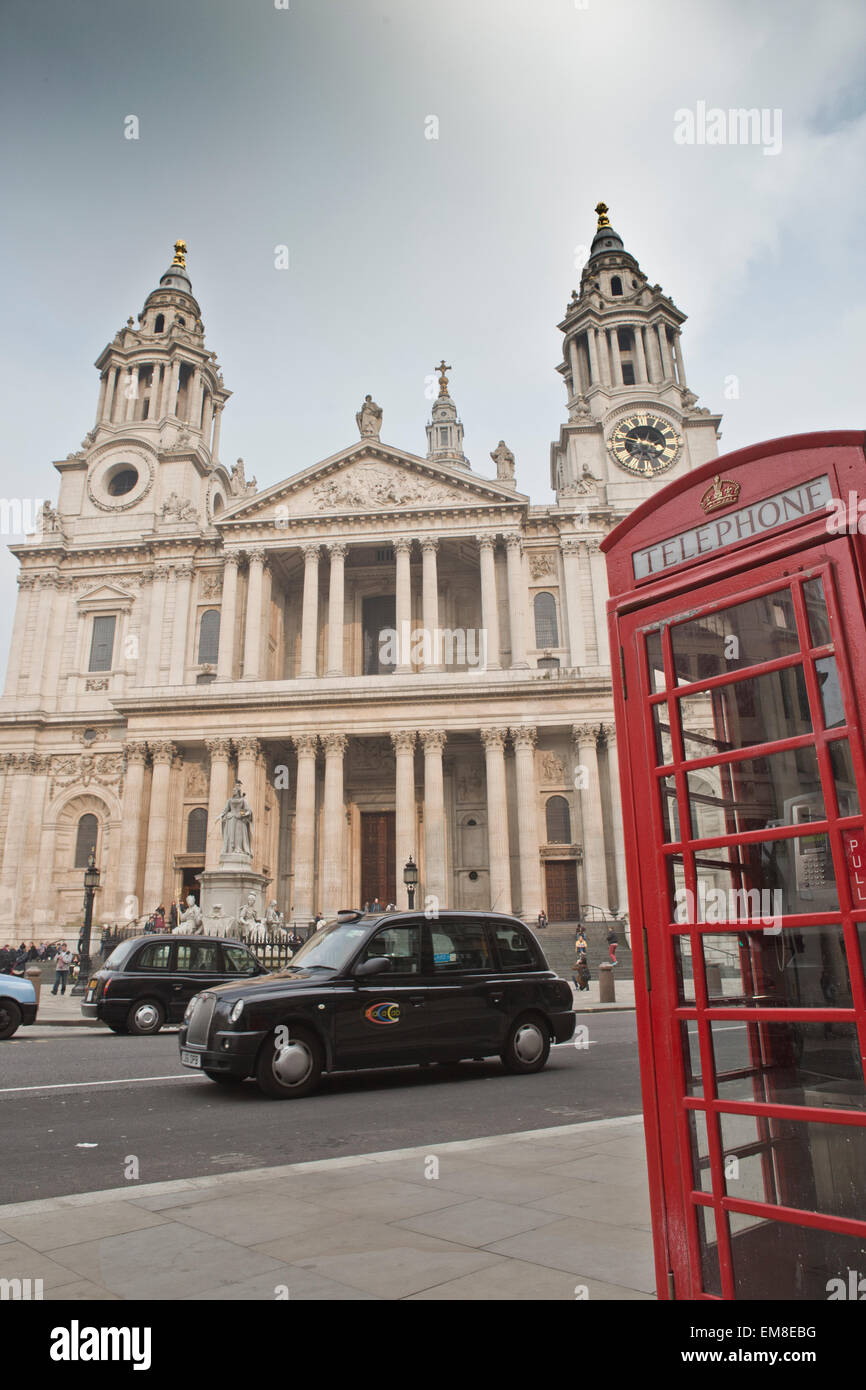 Eine rote Telefonzelle und schwarzen Taxi außerhalb St. Pauls Cathedral in London. Stockfoto