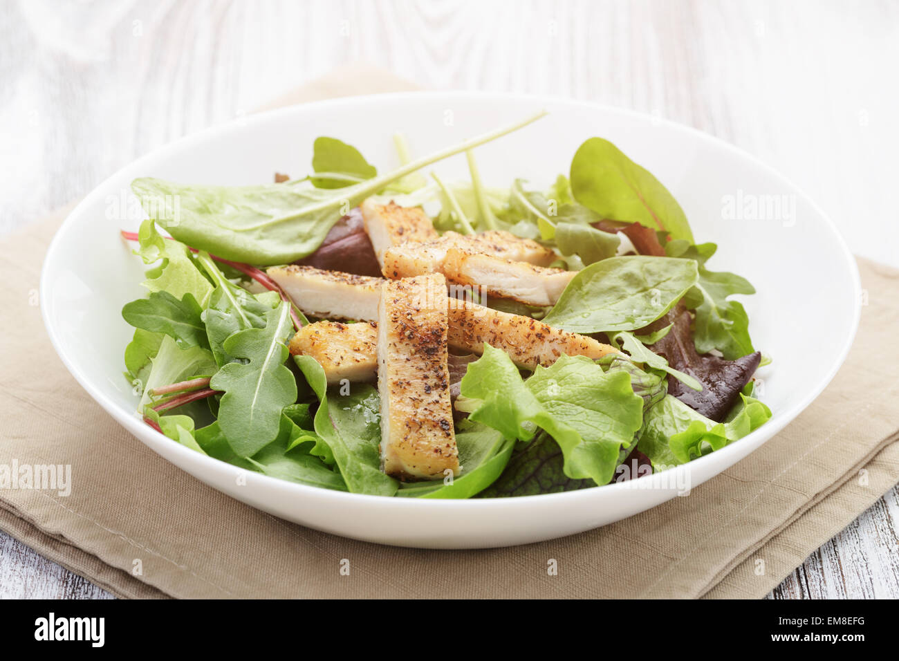 Salat von gemischten Kräutern und gebratenes Huhn Stockfoto