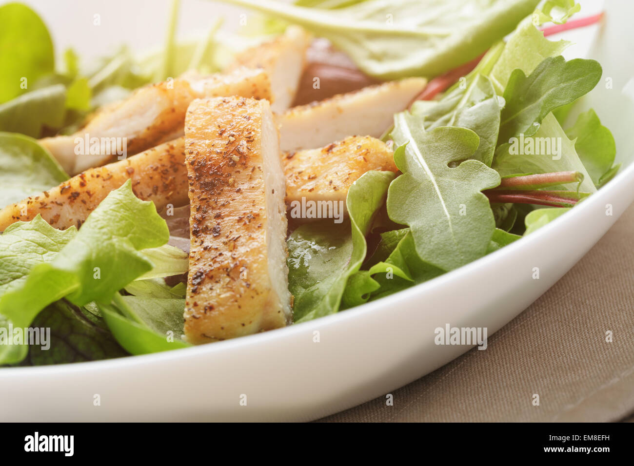 Salat von gemischten Kräutern und gebratenes Huhn Stockfoto