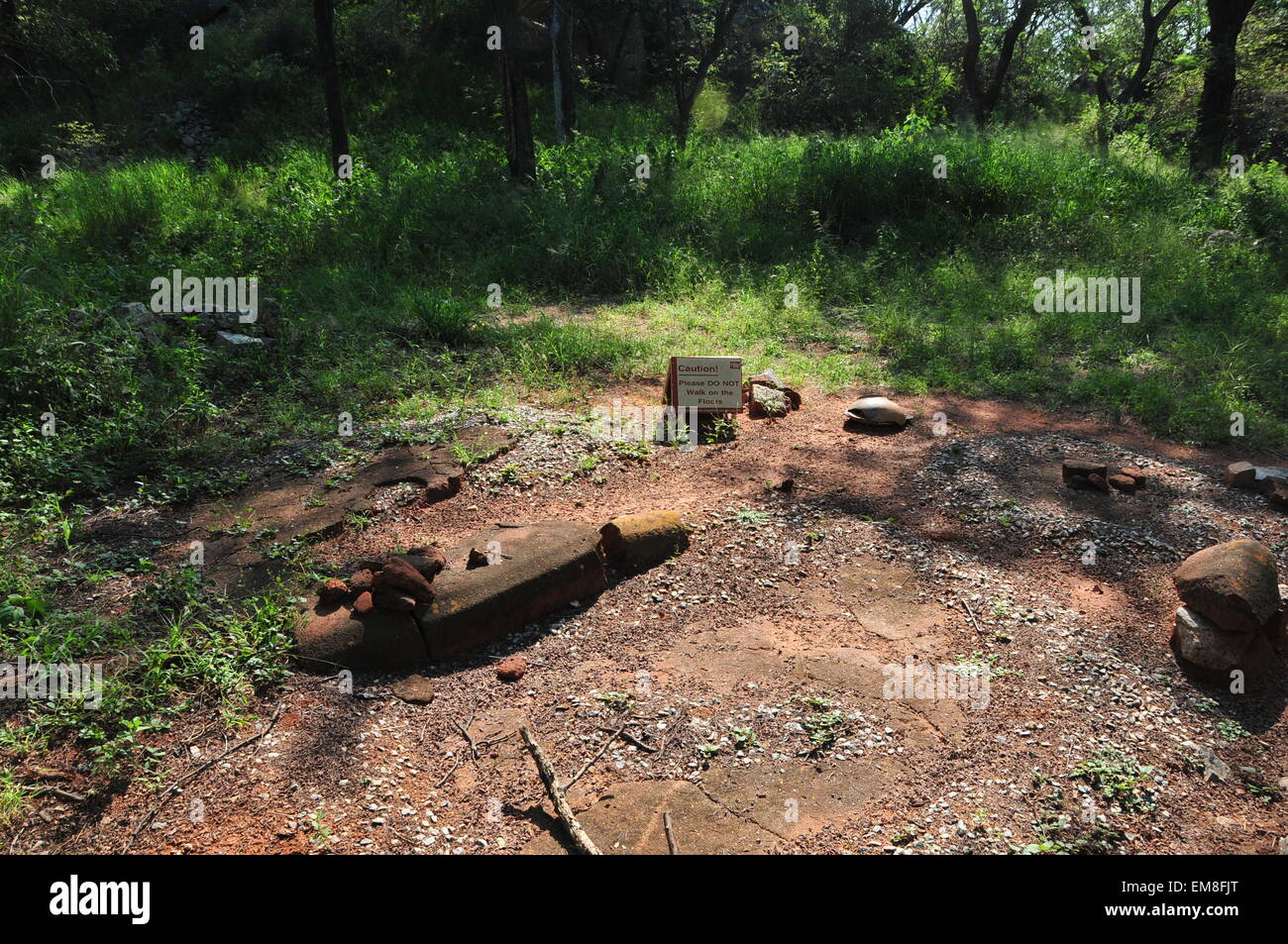 (150417)--DOMBOSHABA, 17. April 2015 (Xinhua)--Foto aufgenommen am April 12 zeigt das Domboshaba Nationalmonument befindet sich im Norden Botswanas. Es war das Gericht und den Aufenthalt von ein wichtiger Chef regierte das Gebiet im Namen des Königs in Groß-Simbabwe. Es stammt aus dem 15. Jahrhundert und war eines der Zentren der Verwaltung von Groß-Simbabwe Zustand. Es war das erste Denkmal in Botswana in den frühen 1930er Jahren ausgehoben werden. Die ausgegrabenen Gegenstände einschließlich importierten chinesischen Porzellan waren zeigen, dass Domboshaba die Ostküste Handel Netzwerk gehen so weit wie Mosambik gehörte. (Xinhua/Lv Tianra Stockfoto