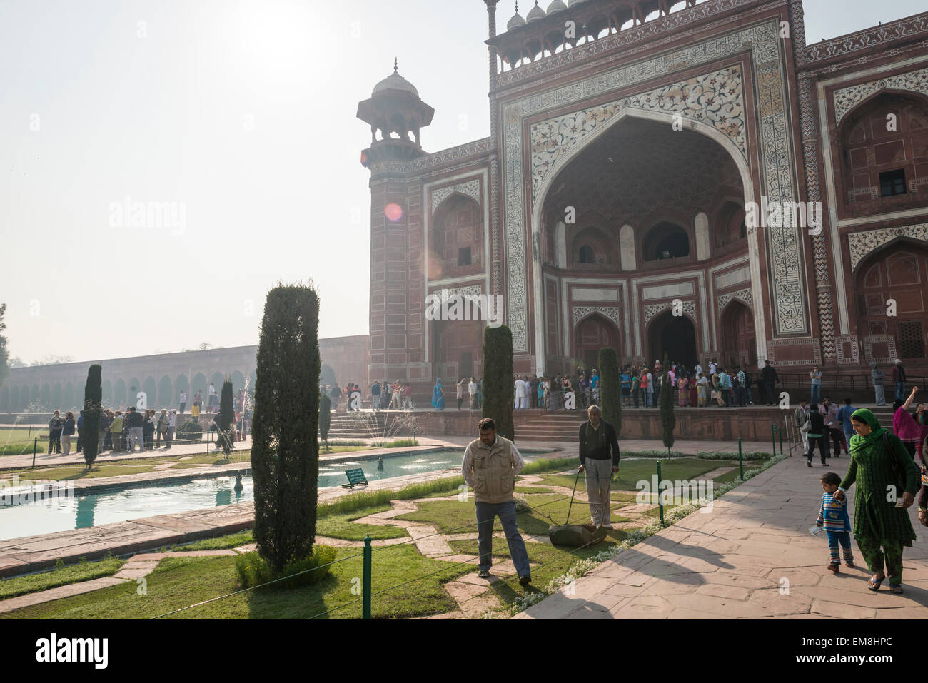 Männer, die das Rasenmähen im Taj Mahal, Agra, Indien Stockfoto