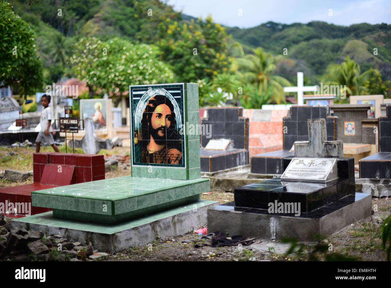 Katholischer Friedhof in der Nähe der Kirche des heiligen Ignatius Loyola in Sikka, Lela, Insel Flores, Indonesien. Stockfoto