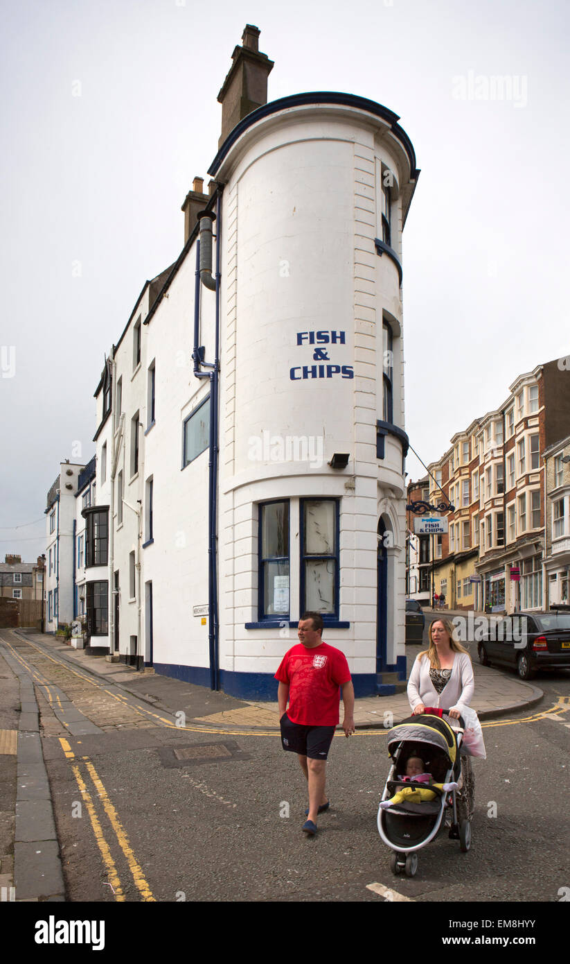 UK, England, Yorkshire, Scarborough, Eastborough, Fish &amp; Chips-Shop in dünnen Hochhaus Stockfoto