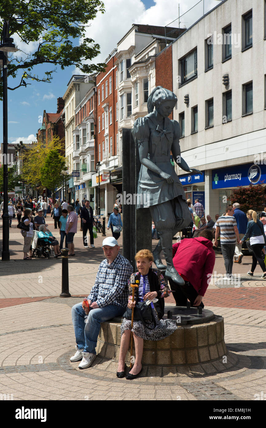 Großbritannien, England, Yorkshire, Scarborough, Westborough, Baden Belle Statue von Künstler Schmied Craig Knowles, Shopper auf Sockel Stockfoto
