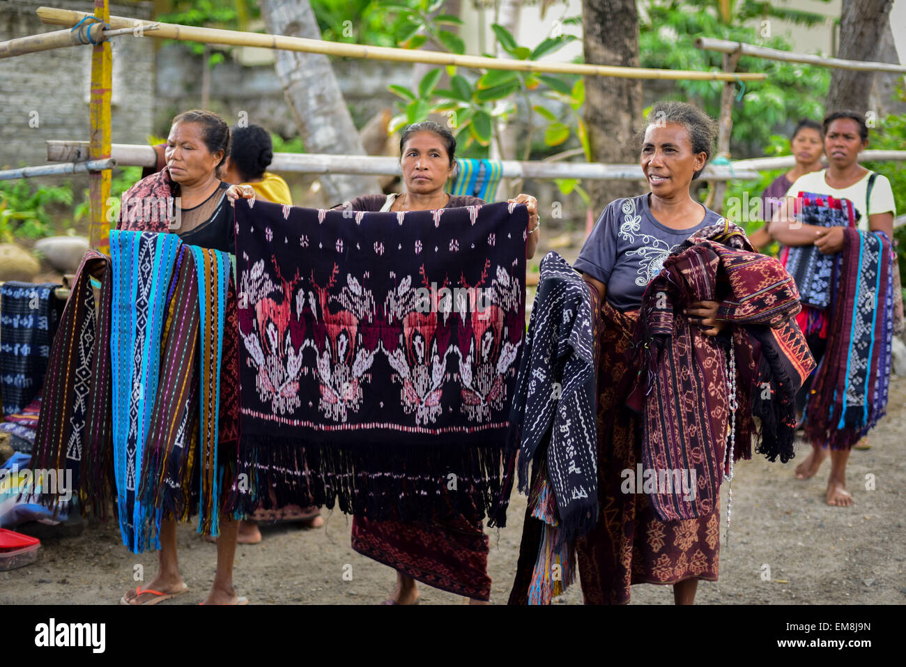 Frauen, die ihre handgefertigten Webereien in Sikka Village, Sikka Regentschaft, Flores Island, East Nusa Tenggara Provinz, Indonesien verkaufen. Stockfoto