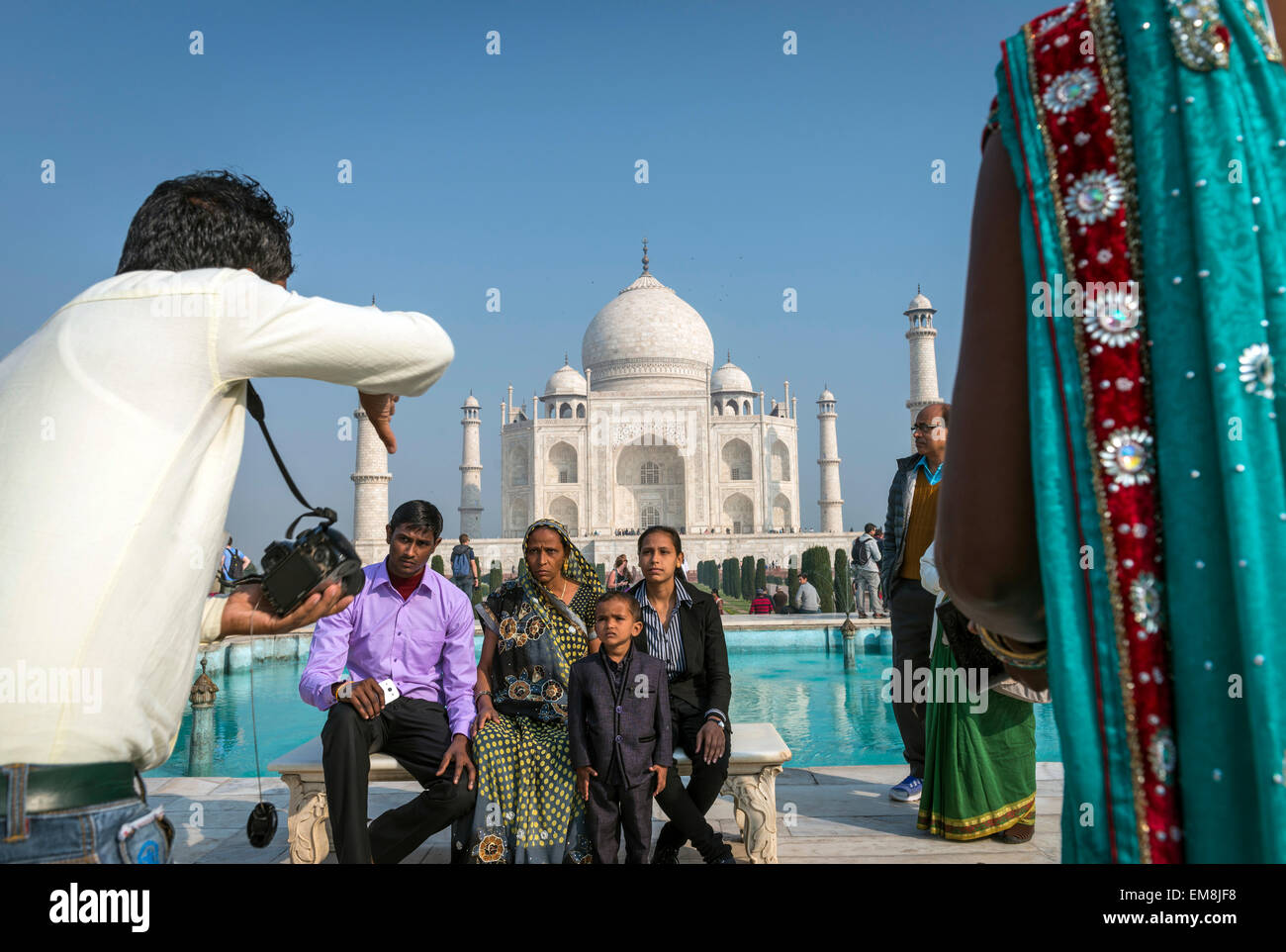 Eine indische Familie fotografiert vor dem Taj Mahal, Agra, Indien Stockfoto