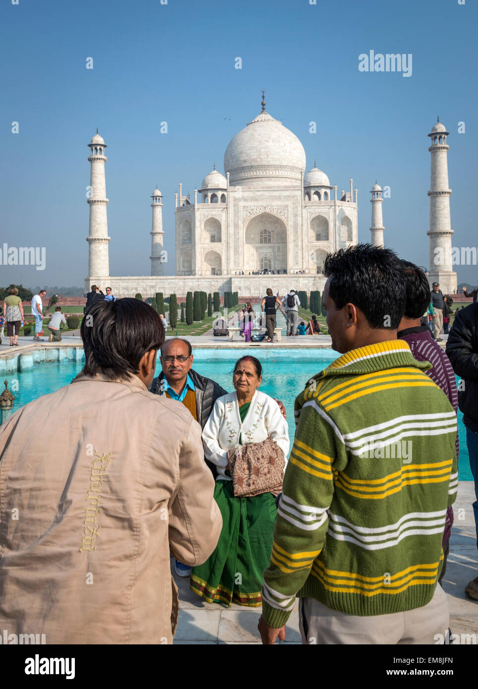 Eine ältere indische Paare fotografiert vor dem Taj Mahal, Agra, Indien Stockfoto