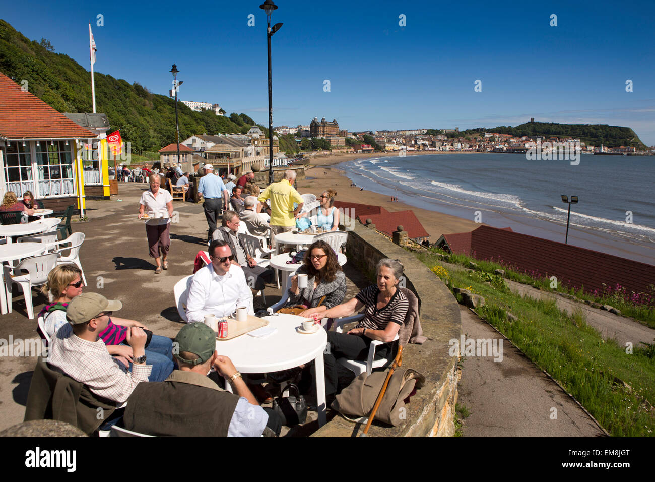 Großbritannien, England, Yorkshire, Scarborough, Uhr Café, Kunden über South Sands draußen sitzen Stockfoto