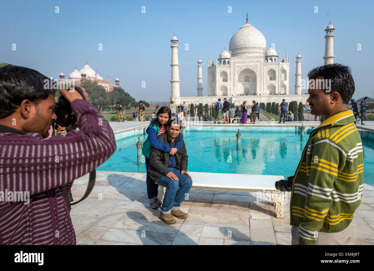 Ein junges indisches Paar fotografiert vor dem Taj Mahal, Agra, Indien Stockfoto