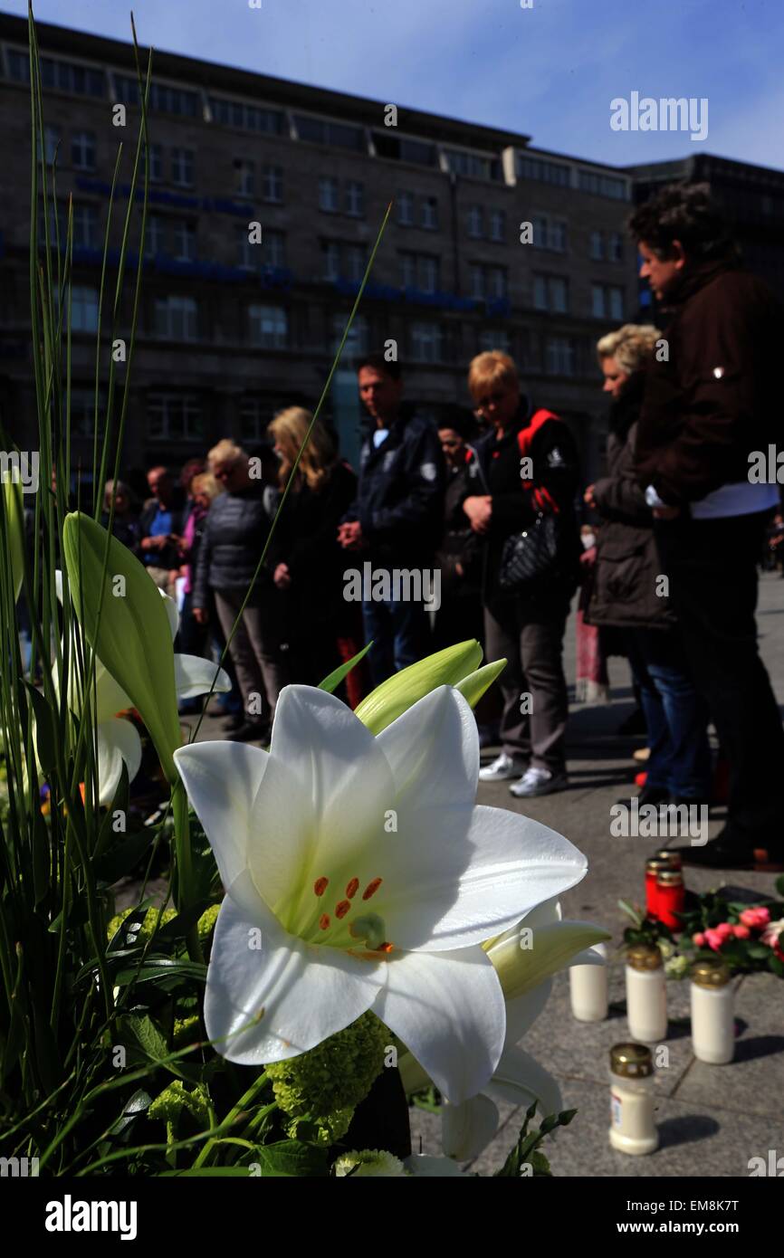 Köln, Deutschland. 17. April 2015. Menschen trauern um die Opfer des Flugzeugabsturzes Germanwings am Kölner Dom in Köln, 17. April 2015. Etwa 1.500 Menschen erwartet werden die Trauerfeier für die Opfer des Flugzeugabsturzes Germanwings im Kölner Dom am Freitag statt. Bildnachweis: Luo Huanhuan/Xinhua/Alamy Live-Nachrichten Stockfoto