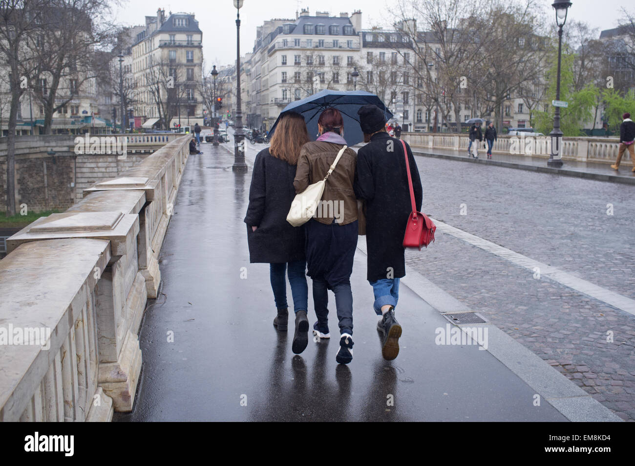 Eine Familie in Paris an einem regnerischen Tag Stockfoto