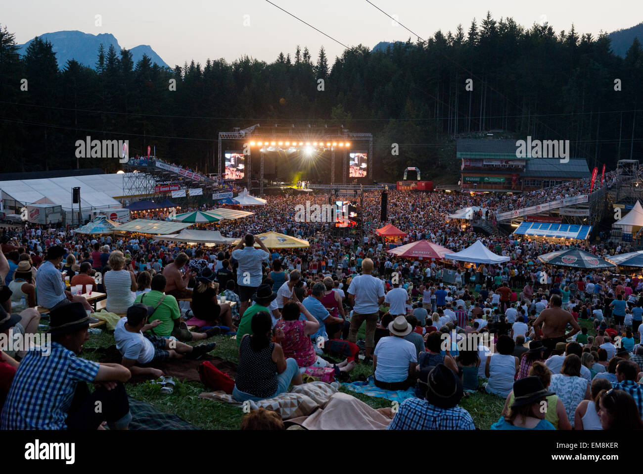 Publikum auf der Open-Air-Konzert der Seer-Band, Grundlsee, Steiermark, Österreich Stockfoto