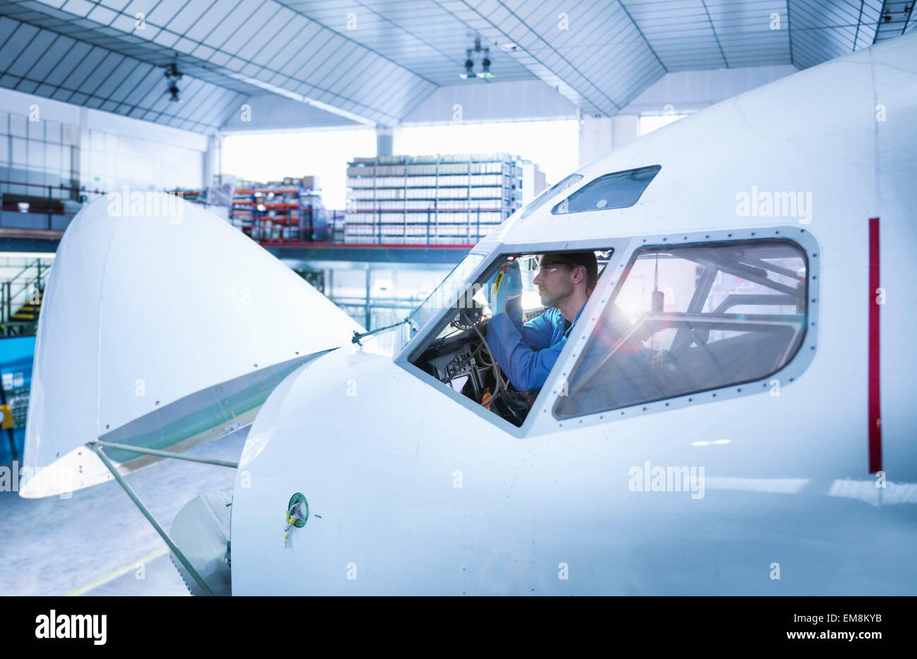 Ingenieur in Flugzeug-Cockpit im Flugzeugwerk Wartung Stockfoto