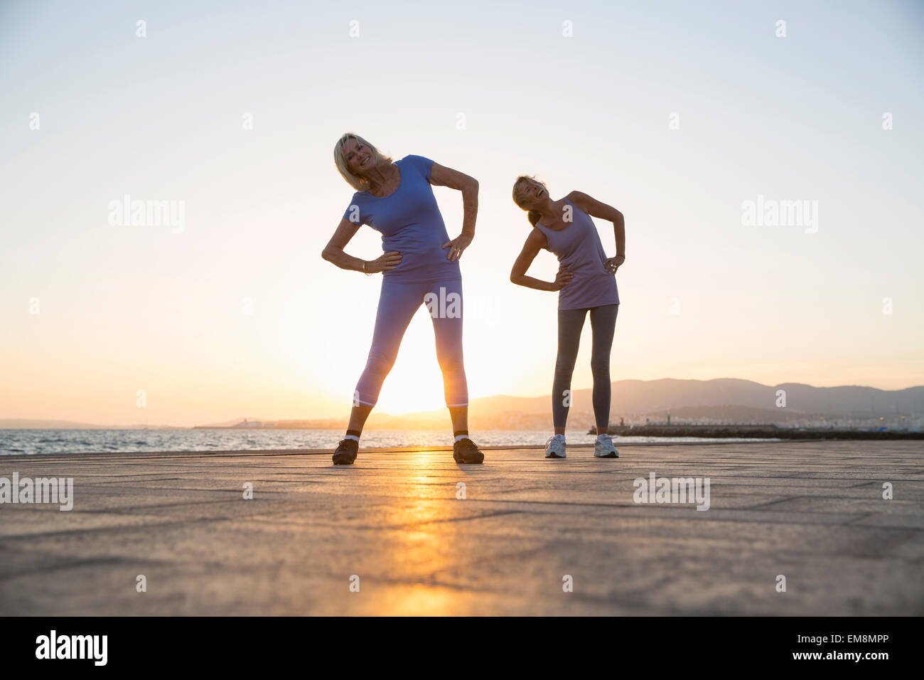 Frauen, dehnen, Strand Stockfoto