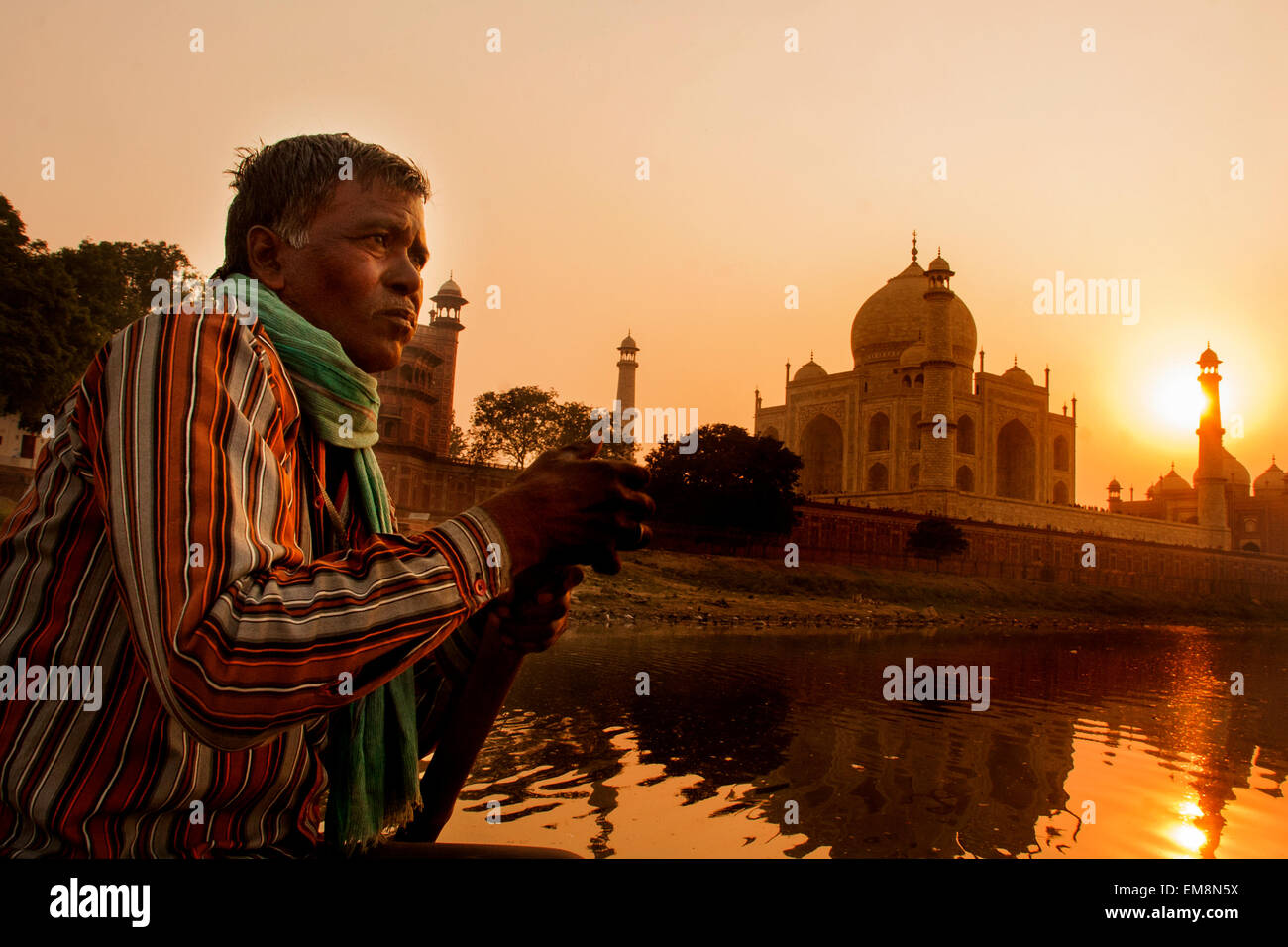 Sonnenuntergang über dem Taj Mahal genommen vom Fluss Yamuna in Agra, Indien Stockfoto