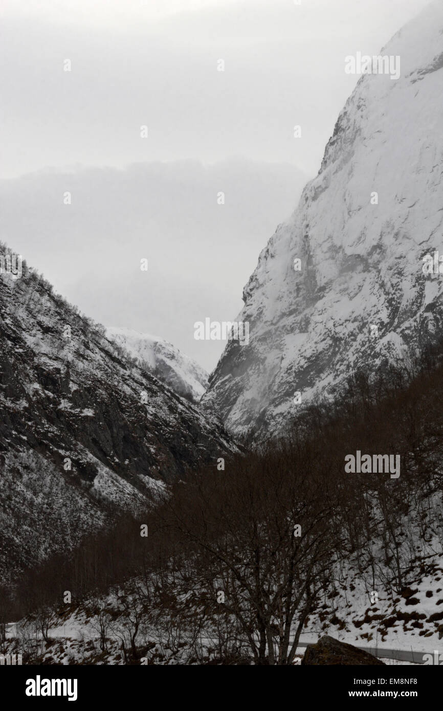 Norangsdalen im Winter. Steile Berge mit Schlucht Stockfoto