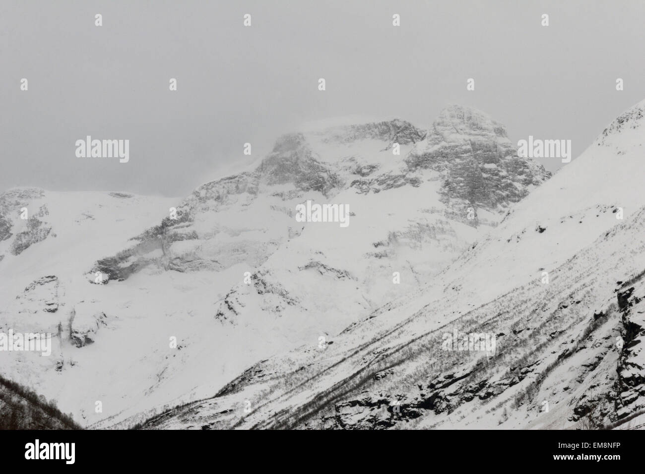 Schneesturm über norwegische Berggipfel Stockfoto