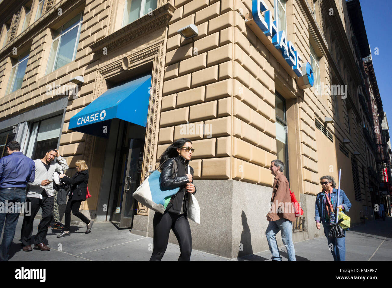 JPMorgan Chase Bank-Filiale am Montag, 13. April 2015 in New York. JP Morgan Chase & Co. angekündigten ersten Quartal schlagen Analystenerwartungen unter Berufung auf eine Erholung im fixed Income trading Gewinne. (© Richard B. Levine) Stockfoto