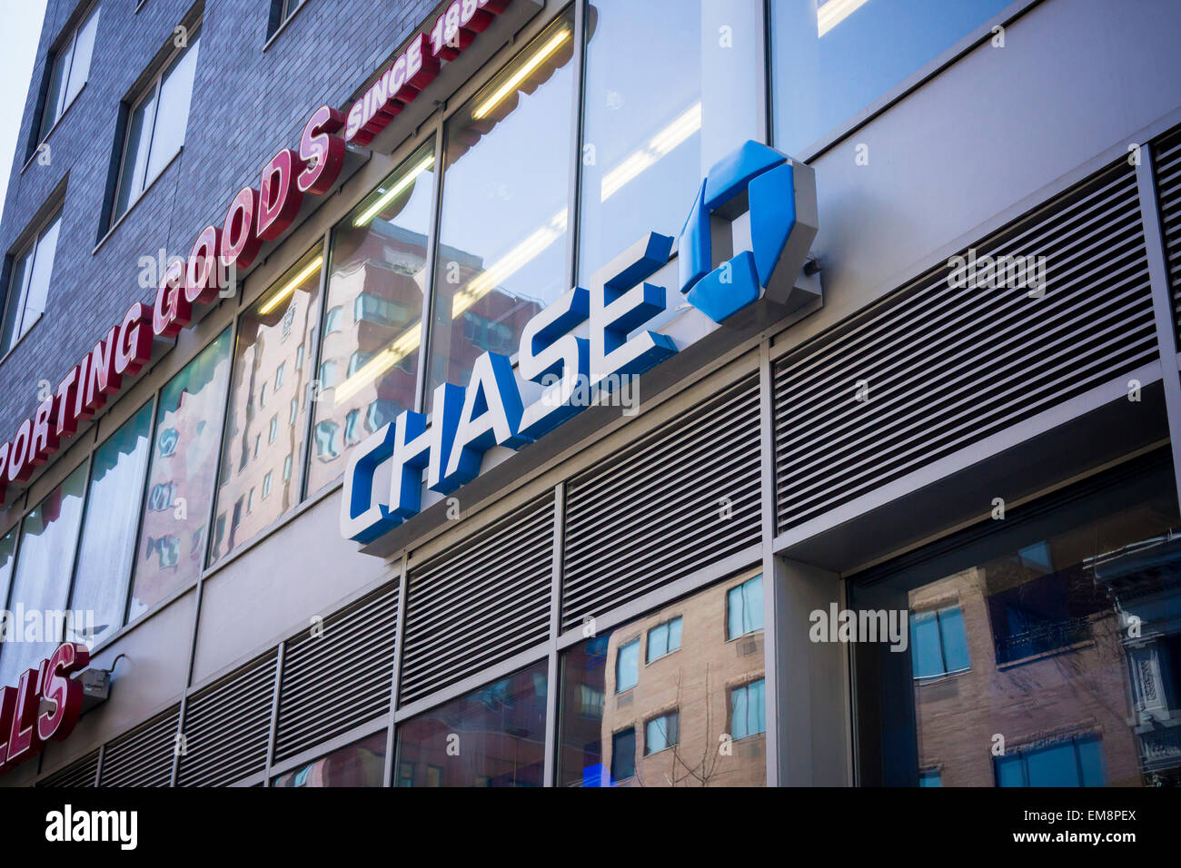 JPMorgan Chase Bank-Filiale am Montag, 13. April 2015 in New York. JP Morgan Chase & Co. angekündigten ersten Quartal schlagen Analystenerwartungen unter Berufung auf eine Erholung im fixed Income trading Gewinne. (© Richard B. Levine) Stockfoto