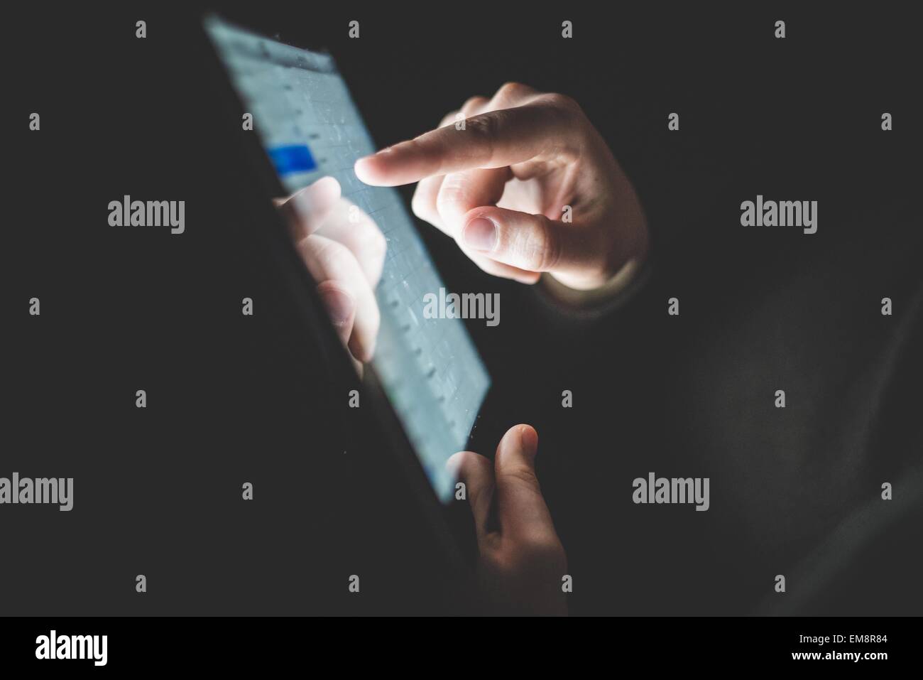 Reifer Mann mit digital-Tablette, Fokus auf Händen Stockfoto
