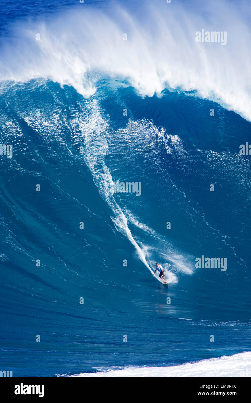 Hawaii, Maui, Jorge Martinez surft riesige Welle an Kiefer Aka Peahi. Stockfoto