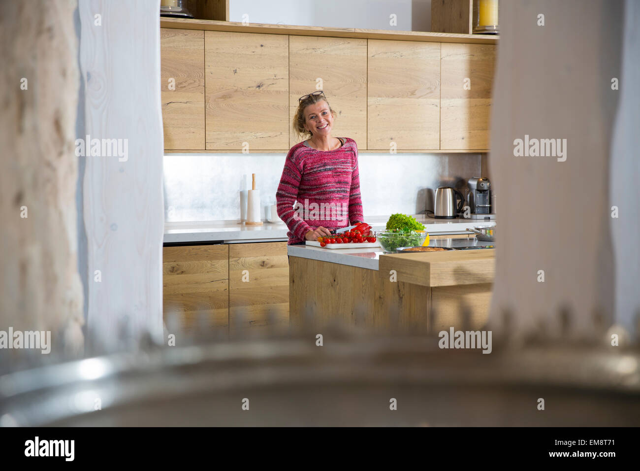 Porträt von Reife Frau in der Küche und bereitet Gemüse Stockfoto
