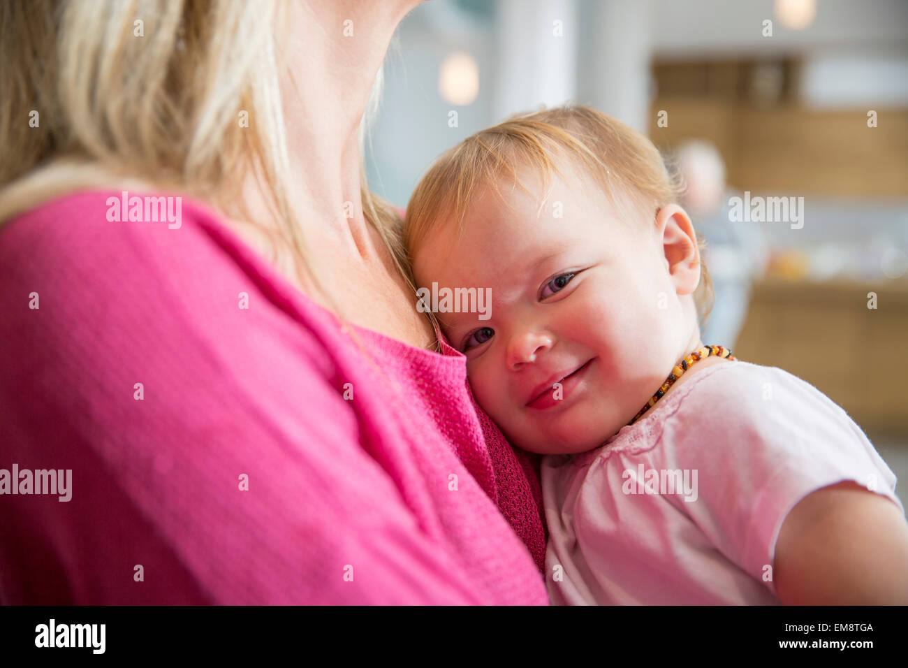Porträt von niedlichen weiblichen Kleinkind in armen Mütter Stockfoto