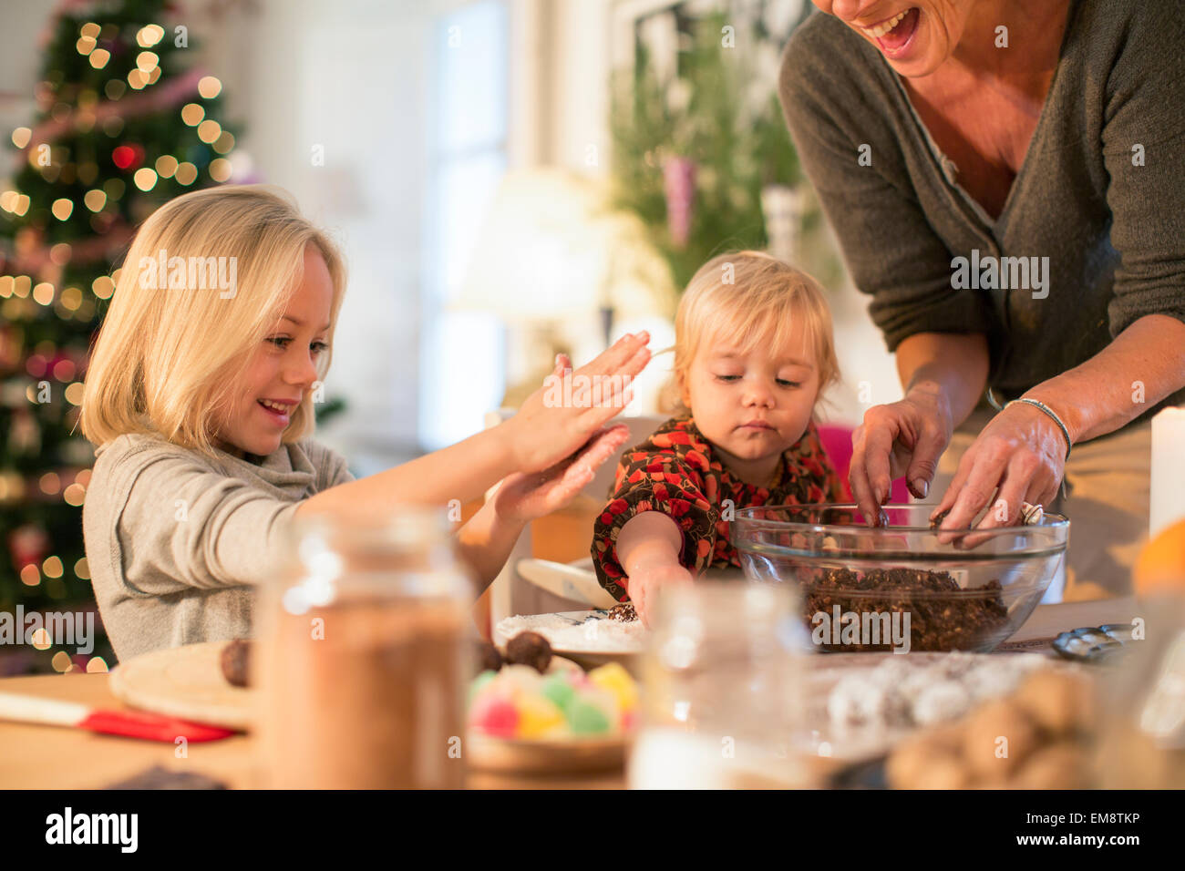 Mutter und Töchter backen für Weihnachten Stockfoto