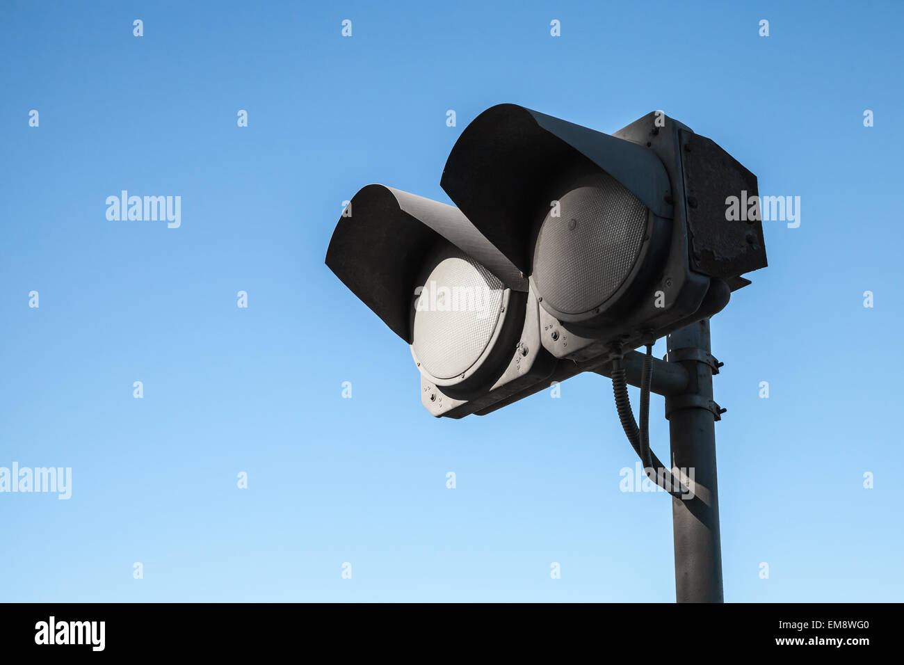 Schwarzen schmutzigen Doppel Ampeln ausgeschaltet über blauen Himmelshintergrund Stockfoto