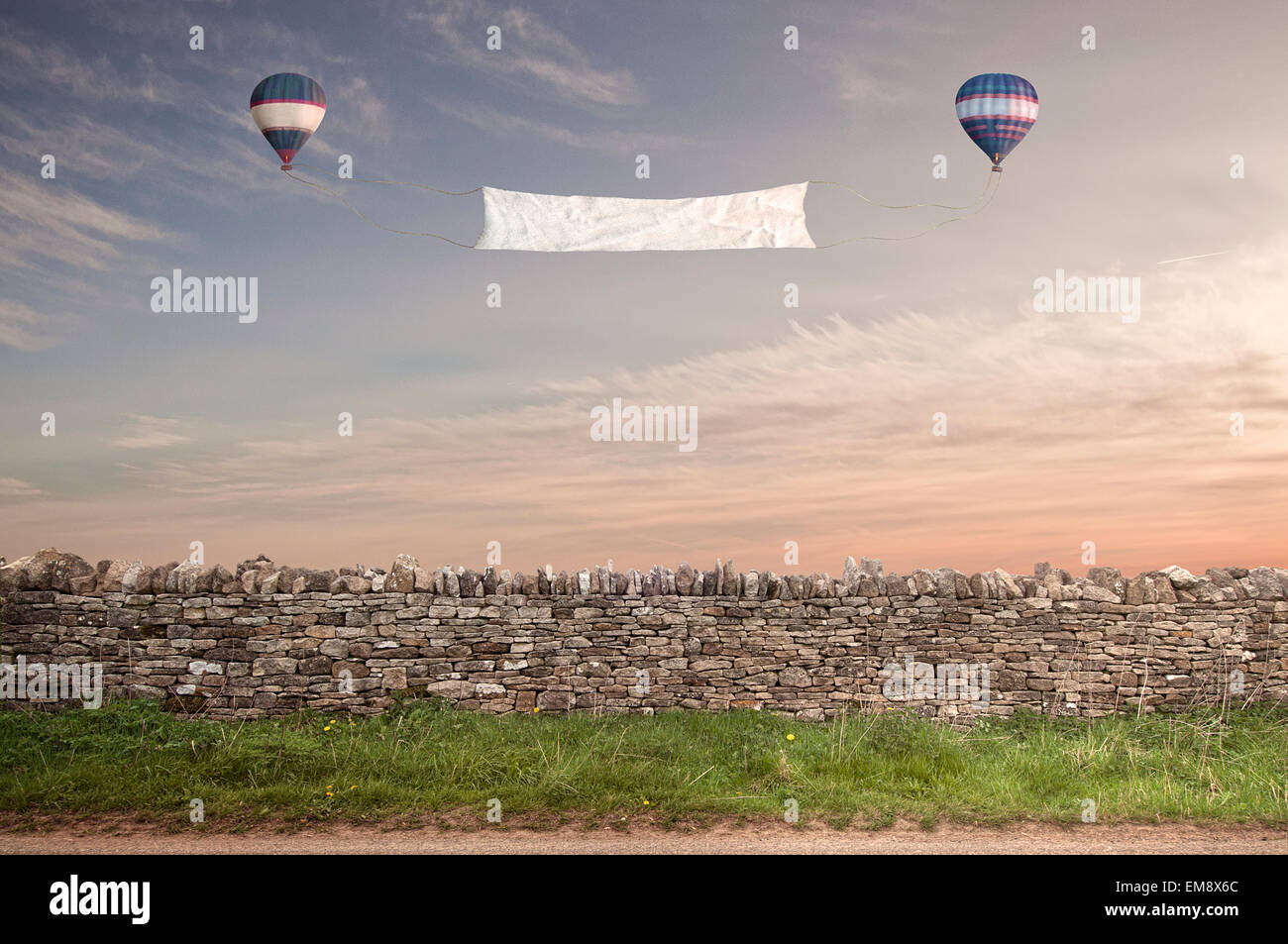 Zwischen zwei Heißluftballons über eine Steinmauer Cotswold Banner Stockfoto