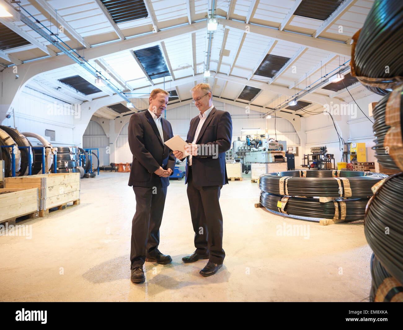 Unternehmensleiter mit digital-Tablette in Kfz-Teile-Fabrik Stockfoto