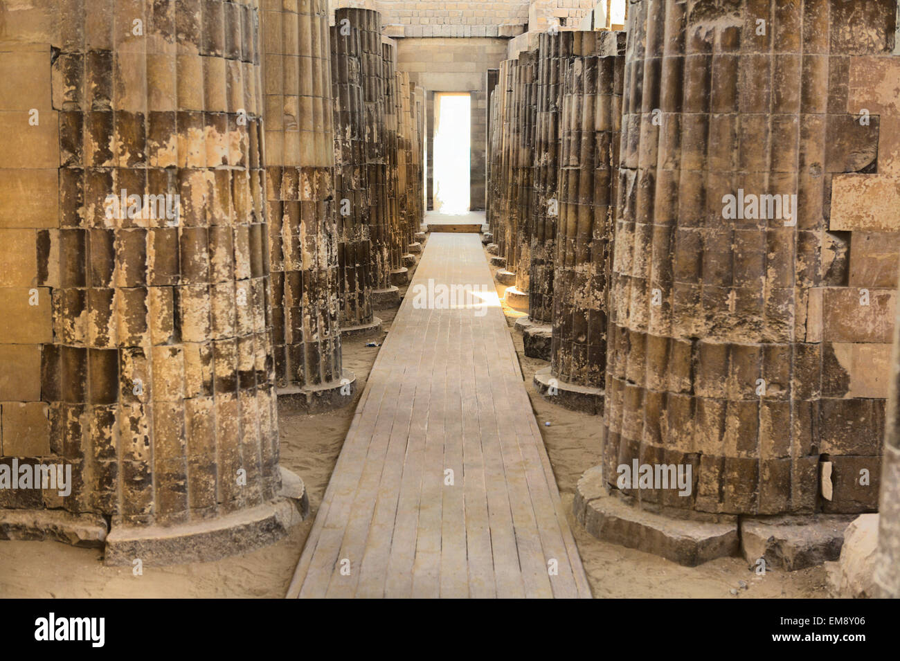 Kolonnade Korridor mit Steinsäulen geschnitzt, um gebündelte Pflanzenstämme zu imitieren. Die ältesten bekannten Steinsäulen der Welt, Saqqara, Ägypten Stockfoto