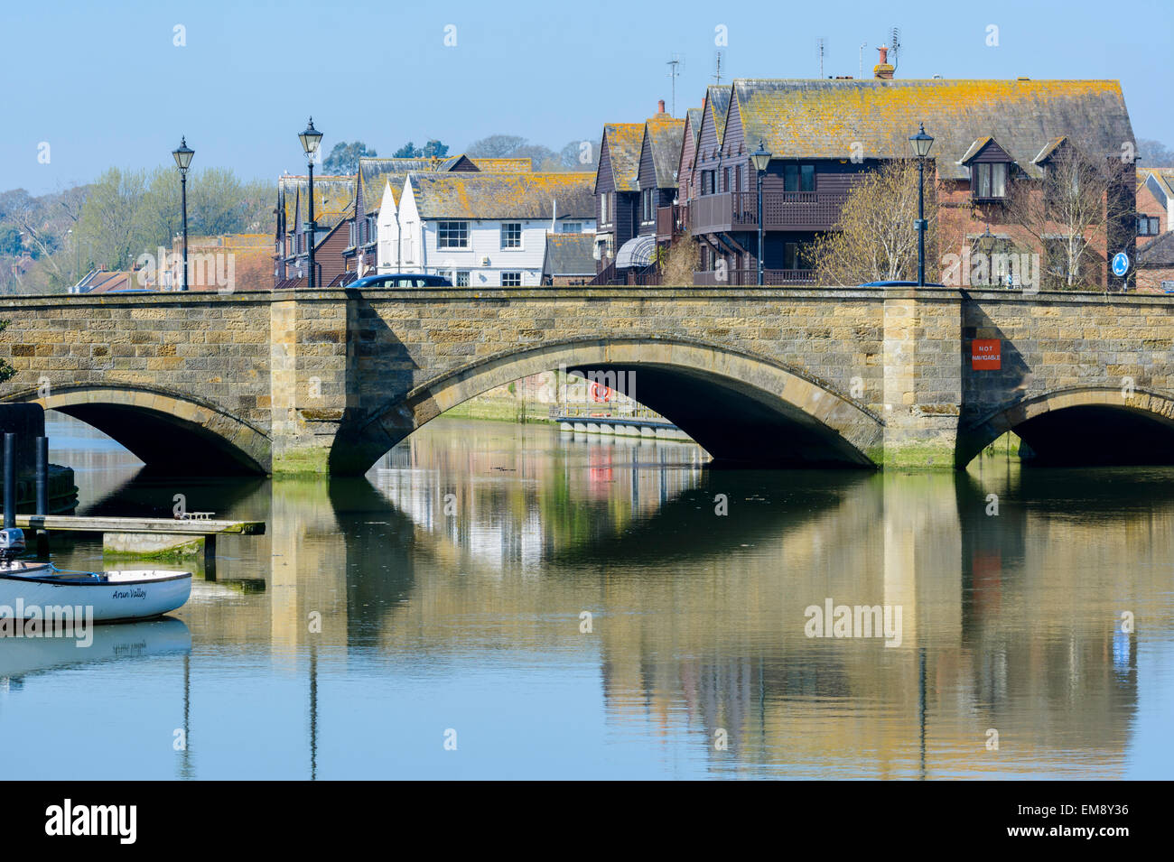 Straßenbrücke über den Fluss Arun in Arundel, West Sussex, England, UK. Stockfoto