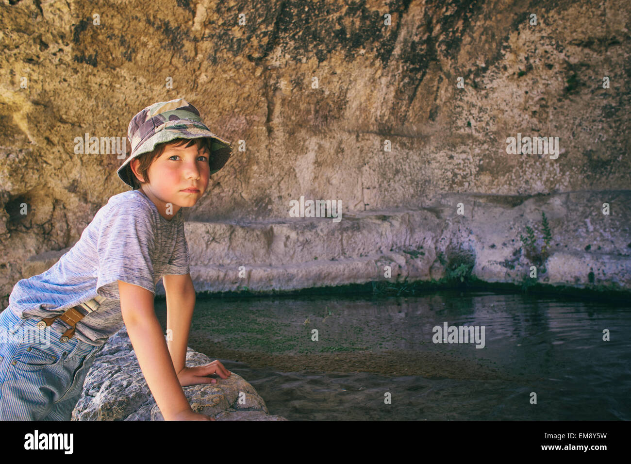 Porträt eines jungen im antiken griechischen Theater, Syrakus, Sizilien, Italien Stockfoto