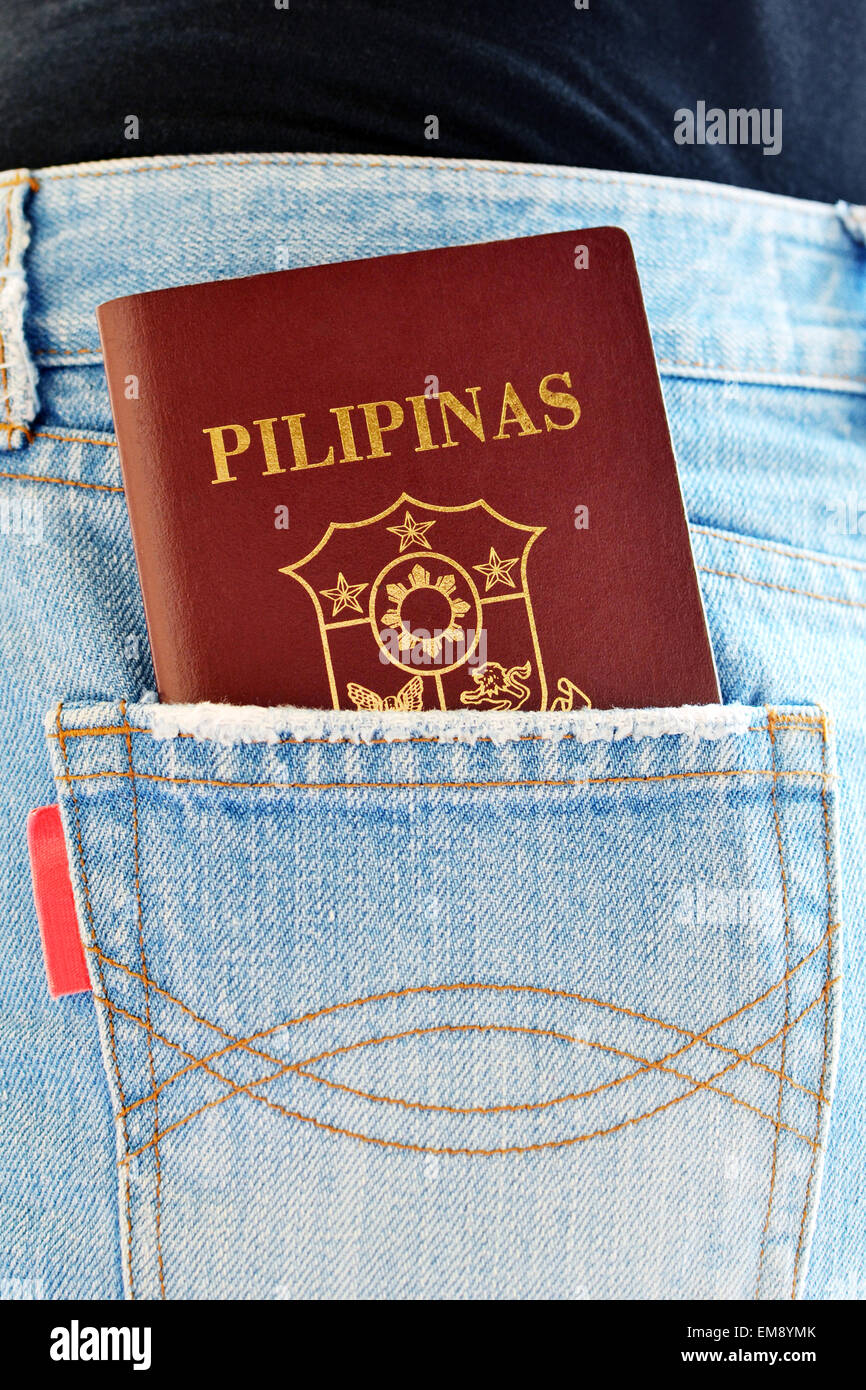 Philippinische Passport in der Gesäßtasche der Jeans Verschleiß ausgesetzt Stockfoto